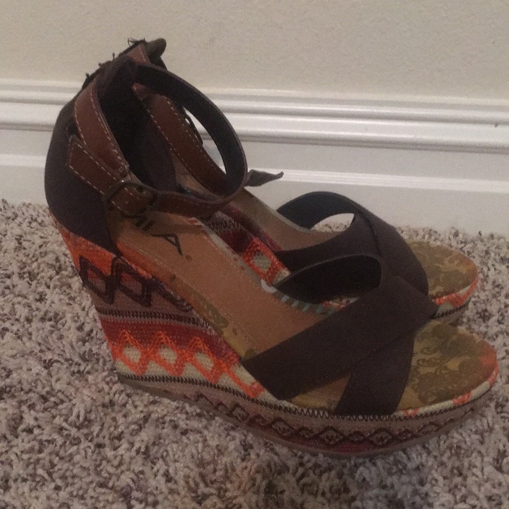 Mia wedges size 8.5